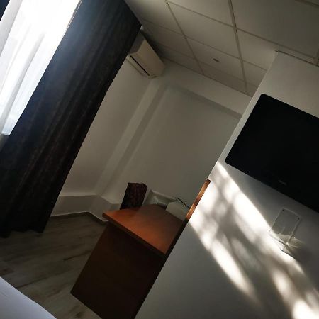 Hotel Viva Ploieşti Buitenkant foto