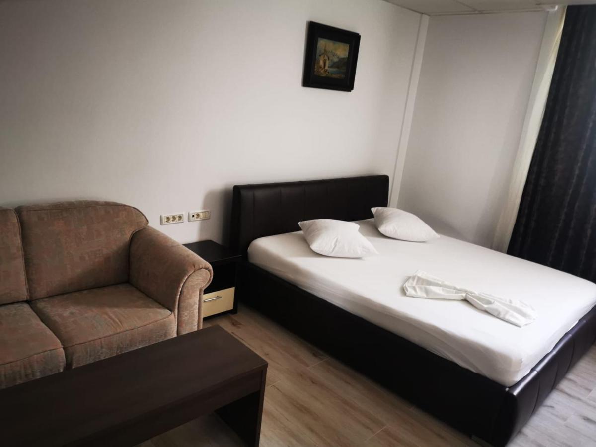 Hotel Viva Ploieşti Buitenkant foto