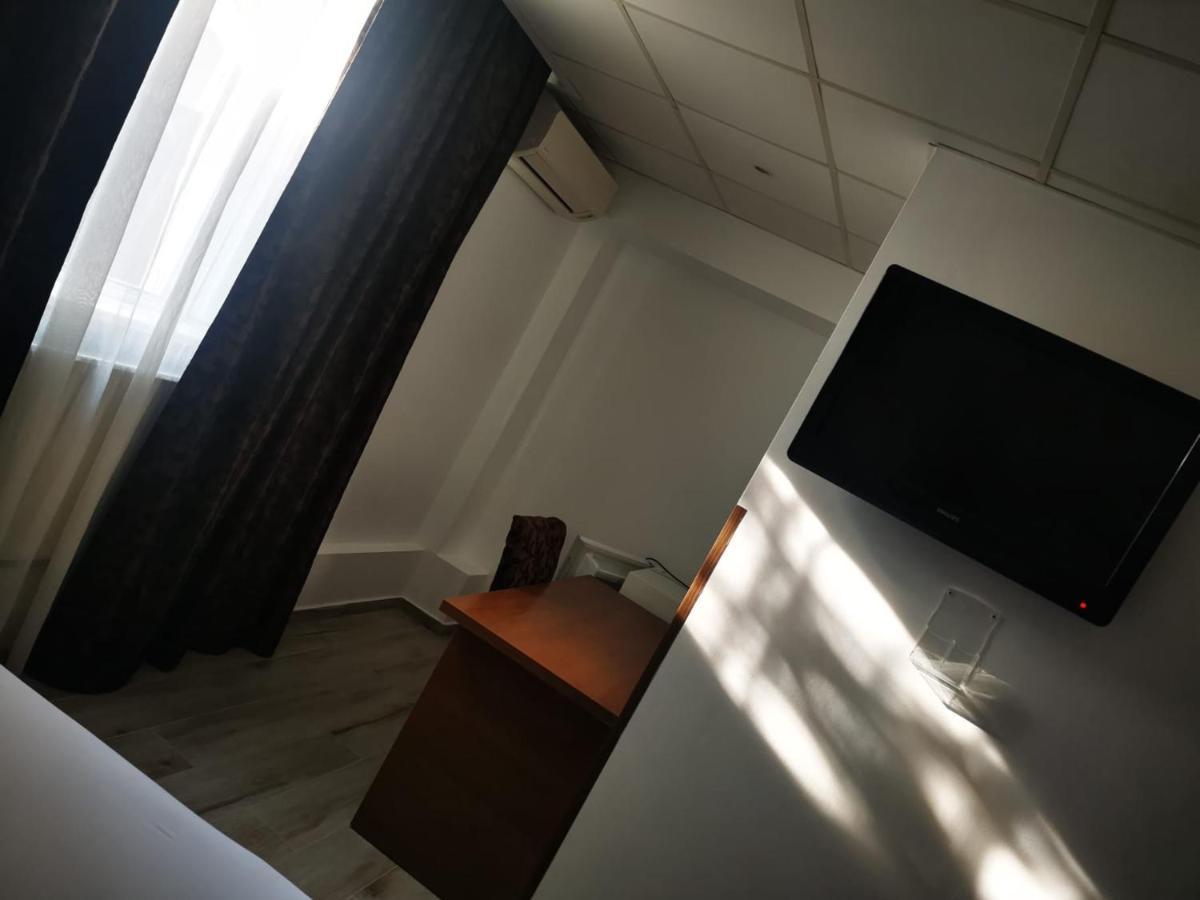 Hotel Viva Ploieşti Buitenkant foto