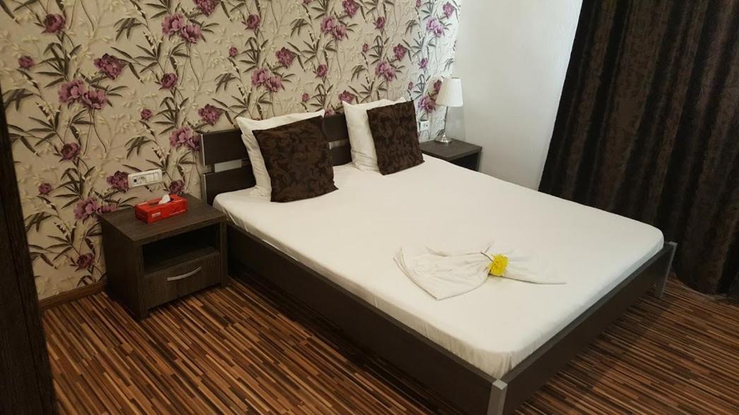 Hotel Viva Ploieşti Buitenkant foto