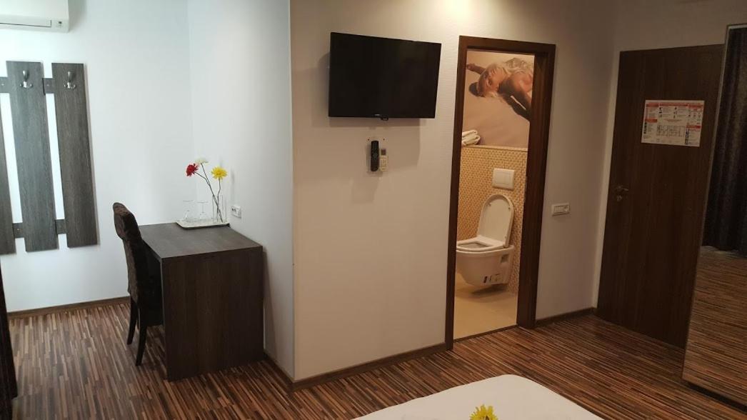 Hotel Viva Ploieşti Buitenkant foto