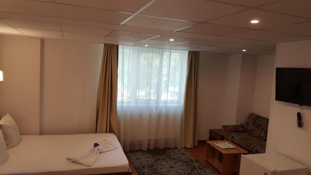 Hotel Viva Ploieşti Buitenkant foto