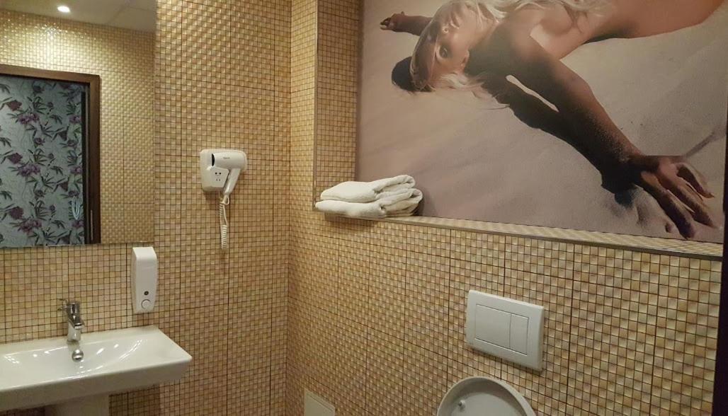Hotel Viva Ploieşti Buitenkant foto