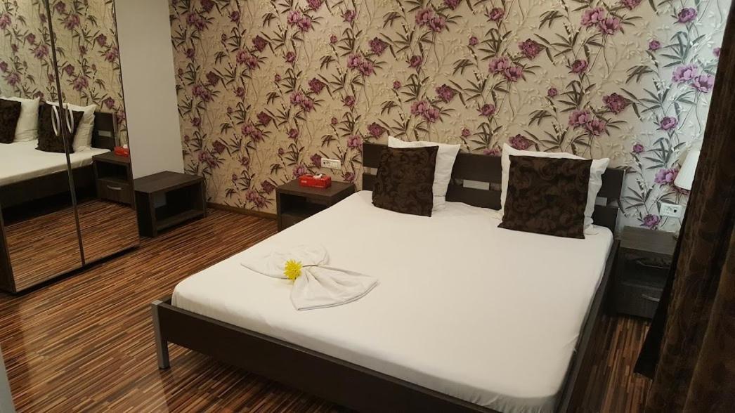 Hotel Viva Ploieşti Buitenkant foto