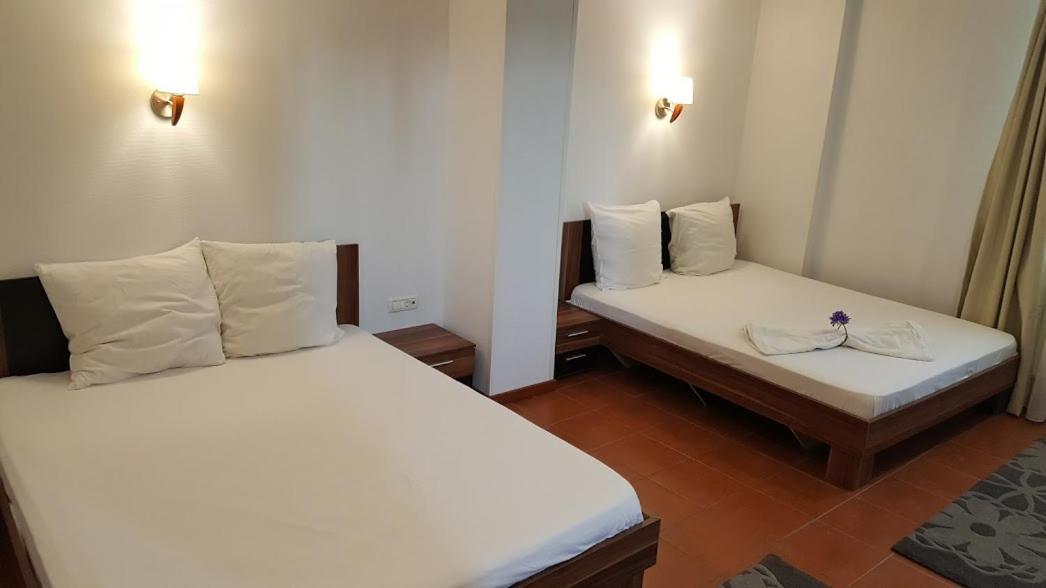 Hotel Viva Ploieşti Buitenkant foto