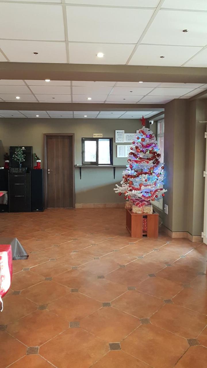 Hotel Viva Ploieşti Buitenkant foto